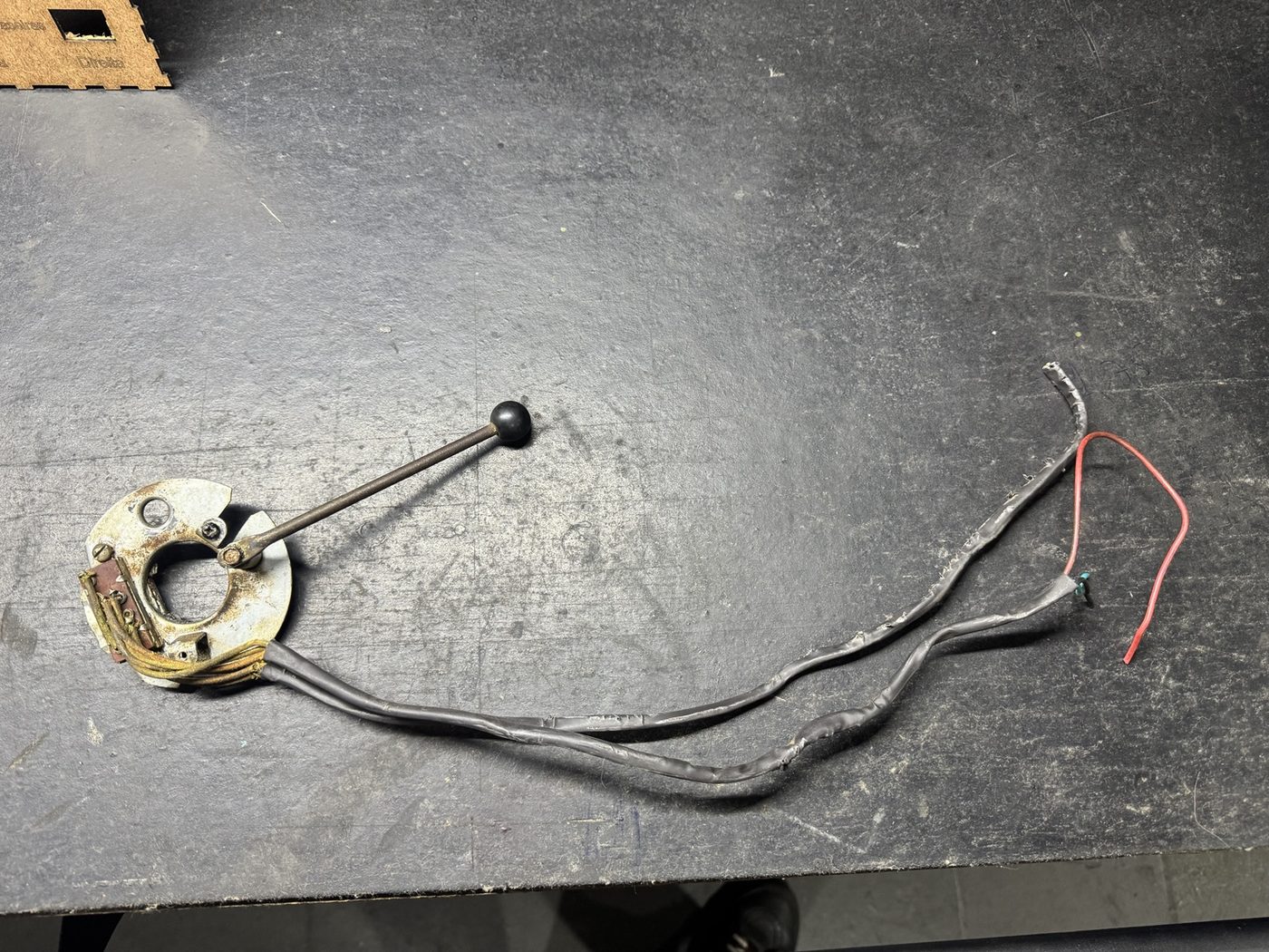Componente elétrico antigo antes da restauração